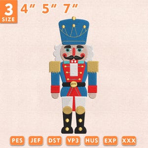 Puede incluir: Un diseño bordado de cascanueces con sombrero azul, chaqueta roja con detalles dorados y botas negras. El texto 3 SIZE 4" 5" 7" aparece arriba, y los formatos PES, JEF, DST, VP3, HUS, EXP, XXX se enumeran en la parte inferior.