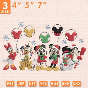 Könnte beinhalten: Ein Stickmuster mit Disney-Figuren wie Daisy Duck, Pluto, Minnie Maus, Mickey Maus und Goofy sowie einem Schneemann. Die Figuren tragen Winterkleidung und halten Luftballons in Form von Mickey-Ohren. Text beinhaltet 3, 4", 5", 7", PES, JEF, DST, VP3, HUS, EXP, XXX.