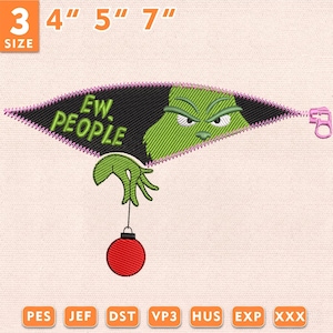 Op de afbeelding: Een borduurontwerp met een groen personage dat achter een zwarte rits vandaan kijkt met de tekst EW. PEOPLE in het groen. Het personage houdt een rode kerstbal vast. Beschikbaar in de maten 3, 4, 5 en 7 inch.