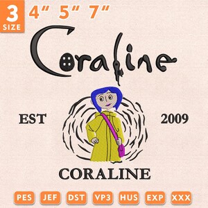 Puede incluir: Un diseño de bordado con el texto Coraline usando un botón como la letra o, un personaje con impermeable amarillo, pelo azul y bolso rosa, y el texto EST 2009. El diseño incluye opciones de tamaño de 10, 13 y 18 cm y formatos de archivo.