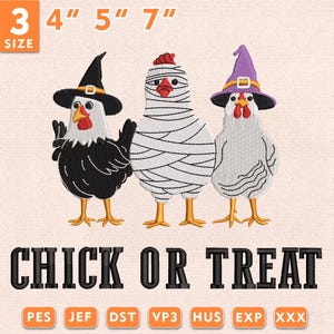 Può includere: Un disegno per ricamo con tre polli: un pollo nero con cappello da strega, un pollo avvolto come una mummia e un pollo bianco con un cappello da strega viola. Il testo recita CHICK OR TREAT. Disponibile in 3, 4, 5 e 7 pollici nei formati PES, JEF, DST, VP3, HUS, EXP e XXX.