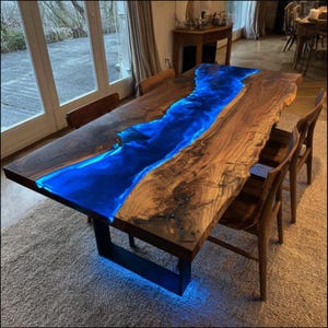 Op maat gemaakte walnoothouten eettafel met live rand - meubilair van blauwe epoxyhars