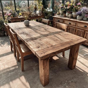 Mesa de comedor de roble con borde natural hecha a mano: estilo rústico de granja
