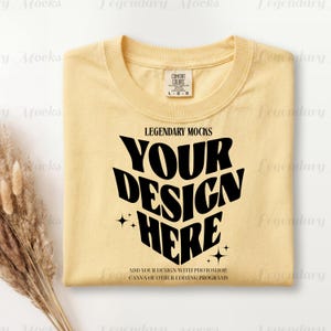 Puede incluir: Una sudadera amarilla clara con el texto "LEGENDARY MOCKS YOUR DESIGN HERE" en negro. La sudadera tiene cuello redondo y una etiqueta que dice "COMFORT COLORS". El texto en la parte inferior dice "ADD YOUR DESIGN WITH PHOTOSHOP, CANVA OF OTHER EDITING PROGRAMS".