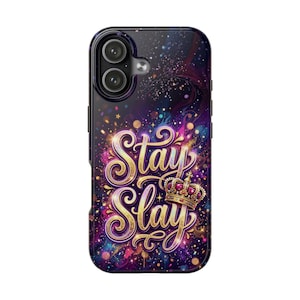 Op de afbeelding: Telefoonhoesje met een levendig, kosmisch ontwerp. De hoes heeft de woorden "Stay Slay" in gouden letters, geaccentueerd door een met juwelen bezette kroon. De achtergrond is een mix van paars, blauw en roze met sprankelende details.