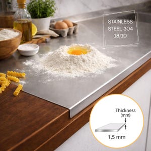 Könnte beinhalten: Edelstahl-Arbeitsplatte mit Mehl und einem Ei. Der Text "STAINLESS STEEL 304 18/10" ist sichtbar. Die Arbeitsplatte ist 1,5 mm dick.