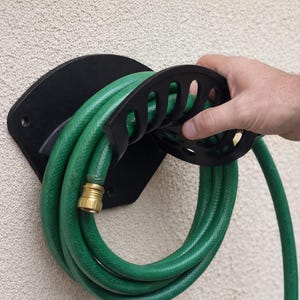Väggmonterad slangvinda, väggmonterad slanghållare, tillverkad av antracitfärgad aluminium för utomhusbruk.