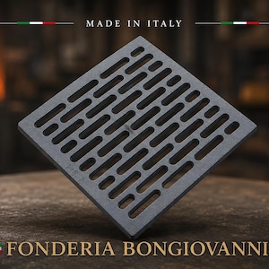 Può includere: Una griglia quadrata in ghisa grigio scuro con un motivo ripetitivo di fessure rettangolari allungate. Il testo MADE IN ITALY è stampato in alto e FONDERIA BONGIOVANNI in basso. La griglia presenta una piccola marcatura Fig. 8.