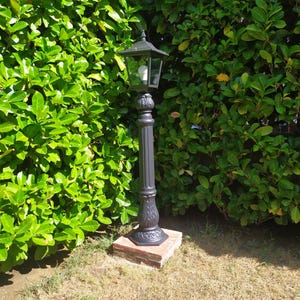 Gjutjärnslyktstolpe för utomhusbruk Tillverkad i Italien | Vintage trädgårdslampa med lykta | Belysning för villor, gårdar och utomhusdekor