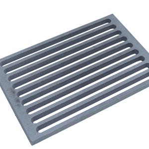 Könnte beinhalten: Ein rechteckiges graues Metallgitter mit einer Reihe paralleler, gleichmäßig beabstandeter horizontaler Schlitze. Das Objekt verfügt über einen flachen, massiven Rahmen, der das offene Lamellendesign umgibt und eine stabile Struktur bietet.