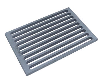 Peut inclure: Une grille rectangulaire en métal gris présentant une série de fentes horizontales parallèles et régulièrement espacées. L'objet possède un cadre plat et solide entourant la conception à lattes ouvertes, offrant une structure robuste.