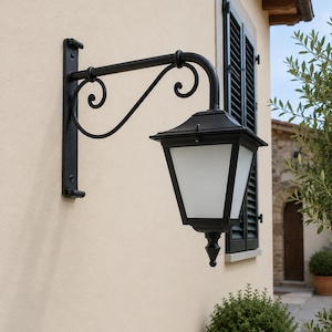Buitenwandlamp van smeedijzer | Buitenwandlamp van gegalvaniseerd staal | Tuinlantaarn Sapri, gemaakt in Italië