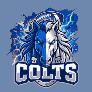 Puede incluir: Una ilustración gráfica que presenta una cabeza de caballo dividida en mitades azul y blanca, frente a un balón de fútbol americano y rayos azules. La palabra COLTS está impresa en letras mayúsculas blancas y negritas con borde gris.
