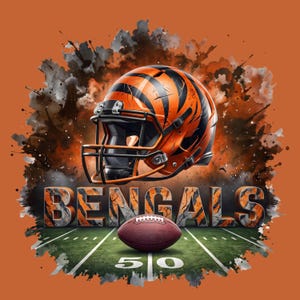 Pode incluir: Um capacete de futebol americano com listras de tigre laranja e pretas, posicionado acima da palavra BENGALS em letras 3D. Uma bola de futebol de couro marrom repousa em um campo verde marcado com o número 50, sobre um fundo laranja.