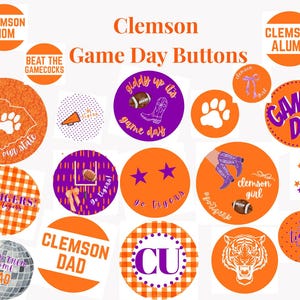 Puede incluir: Una colección de botones Clemson Game Day en naranja, morado y blanco. Los botones presentan varios diseños, incluyendo el tigre Clemson, balones de fútbol, huellas de patas y texto como "Clemson Mom" y "Game Day."