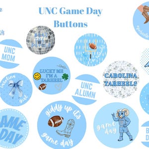 Könnte beinhalten: Eine Sammlung von UNC Game Day-Buttons in Hellblau und Weiß. Designs umfassen Fußbälle, Cowboystiefel, einen Cheerleader und Text wie "Game Day" und "Carolina Tar Heels".