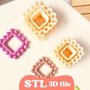 Puede incluir: Cuatro formas geométricas impresas en 3D en rosa, beige y marrón. Dos formas beige tienen un centro cuadrado y un borde decorativo. Otras dos formas son rosas y marrones con un centro cuadrado y un borde con cuentas. El texto "STL 3D file" está en un círculo rosa.