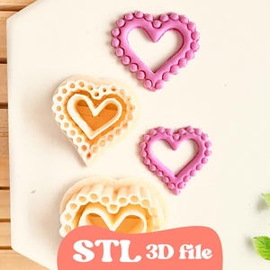 Peut inclure: Quatre objets en forme de cœur dans des tons de rose et de crème sont affichés sur un fond blanc. Deux cœurs roses ont une bordure pointillée. Deux cœurs crème ont un bord festonné. Le texte "STL 3D file" est dans un cercle rose.