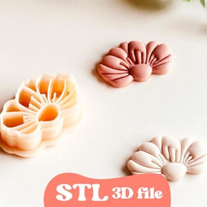 Puede incluir: Tres objetos con forma de flor impresos en 3D en tonos melocotón y crema. Los objetos están dispuestos sobre una superficie blanca. El texto "STL 3D file" se muestra en una pancarta de color coral en la parte inferior. Los objetos parecen cortadores de galletas o moldes.