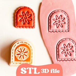 Può includere: Un assortimento di tagliabiscotti stampati in 3D e un'impronta di argilla. I tagliabiscotti e le impronte presentano un motivo floreale all'interno di una cornice ad arco. Il testo "STL 3D file" è visibile.