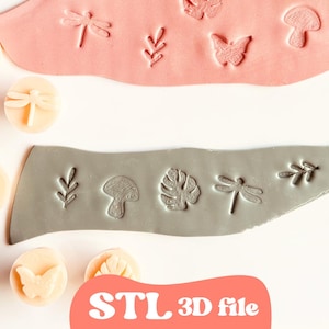 Puede incluir: Sellos de arcilla rosa y gris con diseños de temática natural, incluyendo libélulas, hojas, mariposas y setas. La imagen también muestra varios sellos redondos con los mismos diseños. El texto en la parte inferior dice "STL 3D file".