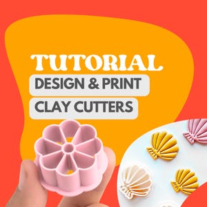 Puede incluir: Un cortador de arcilla rosa en forma de flor sostenido en una mano, con el texto "TUTORIAL DESIGN & PRINT CLAY CUTTERS" en blanco. También se ven varios recortes de arcilla en forma de concha en amarillo, rosa y blanco.