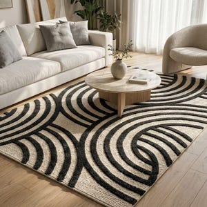 Tappeto moderno in lana trapuntato a mano, con motivo astratto nero e beige, base a ricciolo bassa e pelo medio, ideale per soggiorno in stile contemporaneo.