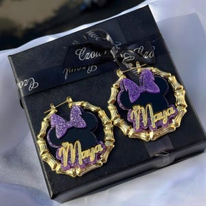 Op de afbeelding: Een rustiek houten bord met de tekst "Welcome to our home" in een handgeschreven stijl. Het bord heeft een verweerde afwerking en een eenvoudig, uitnodigend ontwerp, perfect voor een veranda of entree.