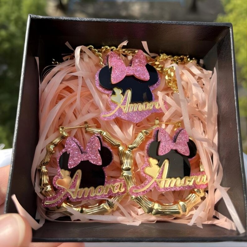 Op de afbeelding: Een handgemaakt houten bord met de tekst "Welkom" in een handschriftstijl. Het bord is wit geschilderd met een verweerde afwerking en heeft een bloemenontwerp. Het bord is ongeveer 30 cm breed en 15 cm hoog.