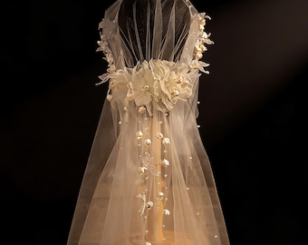 花付きロングブライダルベール、パールビーズブライダルベール、花柄ウェディングベール、花冠付きウェディングベール、パールアクセント付きブライダルベール