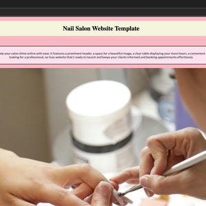 Könnte beinhalten: Eine Website-Vorlage für ein Nagelstudio mit einem rosa Header mit dem Text "Nail Salon Website Template". Das Bild zeigt eine Maniküre im Gange, mit Werkzeugen und einem weißen Behälter im Hintergrund.
