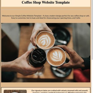 Może przedstawiać: Szablon strony internetowej dla kawiarni, z fotografią trzech dłoni trzymających filiżanki kawy z latte art i szklanką mrożonej kawy. Tekst brzmi "Coffee Shop Website Template". Szablon jest przeznaczony dla kawiarni.