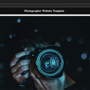 Könnte beinhalten: Eine Person hält eine schwarze Kamera mit einem großen Objektiv, das Objektiv reflektiert ein blaues und grünes Bild. Der Hintergrund ist dunkel mit Bokeh-Lichtern. Der Text "Photographer Website Template" steht oben.