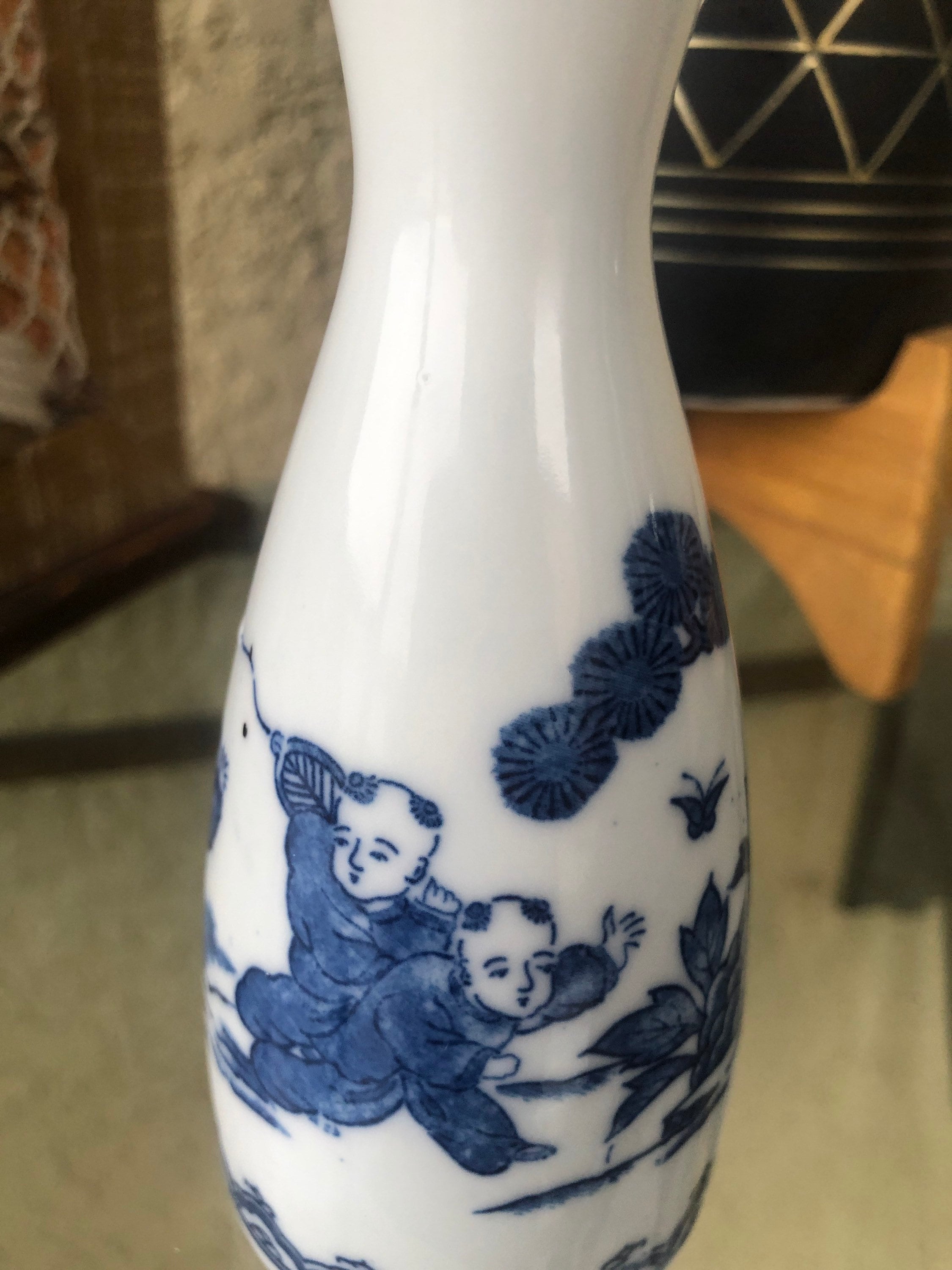 ヴィンテージ中国製青白磁花瓶、遊ぶ子供たちのモチーフ、6インチ