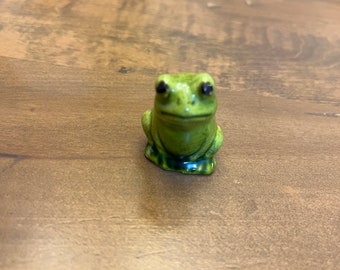 Green Frog with Big Eyes Sitting 1 1/2" high 1" across base 3/4"