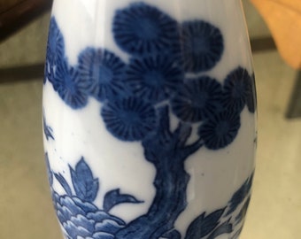 ヴィンテージ中国製青白磁花瓶、遊ぶ子供たちのモチーフ、6インチ