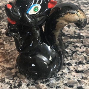 Skunk con occhi color smeraldo