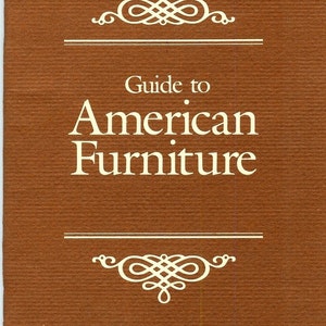 Könnte beinhalten: Ein braunes Buch mit dem Titel "Guide to American Furniture" und den Worten "The House of Miniatures" oben. Das Buch hat ein dekoratives Design auf dem Einband.