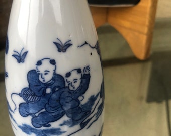 ヴィンテージ中国製青白磁花瓶、遊ぶ子供たちのモチーフ、6インチ