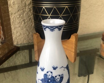 ヴィンテージ中国製青白磁花瓶、遊ぶ子供たちのモチーフ、6インチ
