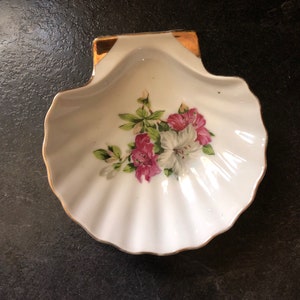 Vintage Yolo Boeki Trinket Dish Scallop Shell Bowl Hibiscus flowers