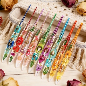 Personalised Aluminium Crochet Hook with Flower Resin Handle, Custom Name, Lightweight 18cm Ergonomic Hook, 2mm–6mm, Gift for Crocheters