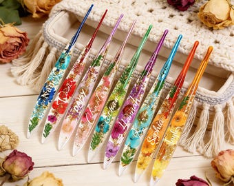 Personalised Aluminium Crochet Hook with Flower Resin Handle, Custom Name, Lightweight 18cm Ergonomic Hook, 2mm–6mm, Gift for Crocheters