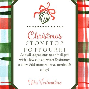 Könnte beinhalten: Ein dekoratives Schild zum Thema Weihnachten mit einem rot-grünen Karohintergrund. Das Schild zeigt die Worte "Christmas STOVETOP POTPOURRI" und Gebrauchsanweisungen. Oben befindet sich eine festliche Ornamentillustration.