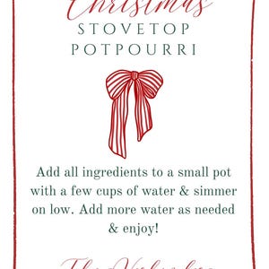 Może przedstawiać: Biały prostokątny znak z czerwoną obwódką z napisem "Christmas STOVETOP POTPOURRI" w czerwonym i zielonym skrypcie. Ilustracja czerwono-białej wstążki. Instrukcje i podpis "The Verlanders".