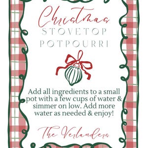 Peut inclure: Une enseigne décorative avec une bordure à carreaux rouges et blancs et un cadre vert. L'enseigne indique "Christmas Stovetop Potpourri" avec des instructions et un ornement de Noël. "The Verlandera" est écrit en bas.