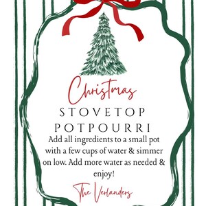 Op de afbeelding: Een wit bord met groene verticale strepen en een groene rand. Het bord heeft een rode strik, een groene kerstboom en de woorden "Christmas STOVETOP POTPOURRI". Instructies zijn inbegrepen.