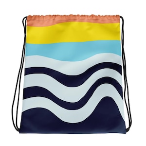 Könnte beinhalten: Ein Kordelzugbeutel mit einem horizontalen Farbblock-Design. Der obere Bereich ist pfirsichfarben, gefolgt von einem breiten gelben Band, einem hellblauen Band und einem unteren Bereich mit wiederkehrenden marineblauen und hellblauen Wellenstreifen.