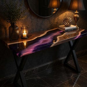 Puede incluir: Una consola moderna con un diseño llamativo. La encimera presenta un río de resina morada y transparente entre bordes de madera natural. La mesa tiene patas de metal negro y está decorada con lámparas, libros y una esfera decorativa. La mesa mide 152 cm de largo.