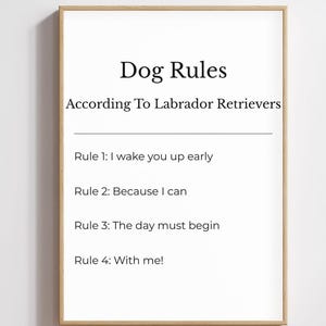 Könnte beinhalten: Ein gerahmter Druck mit dem Text "Dog Rules According To Labrador Retrievers". Die Regeln lauten: Ich wecke dich früh auf, Weil ich kann, Der Tag muss beginnen, und Mit mir!